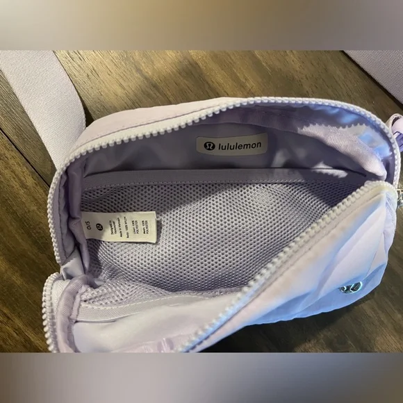RARE COLOR lululemon lavender fog everywhere belt bag - Picture 3 of 3